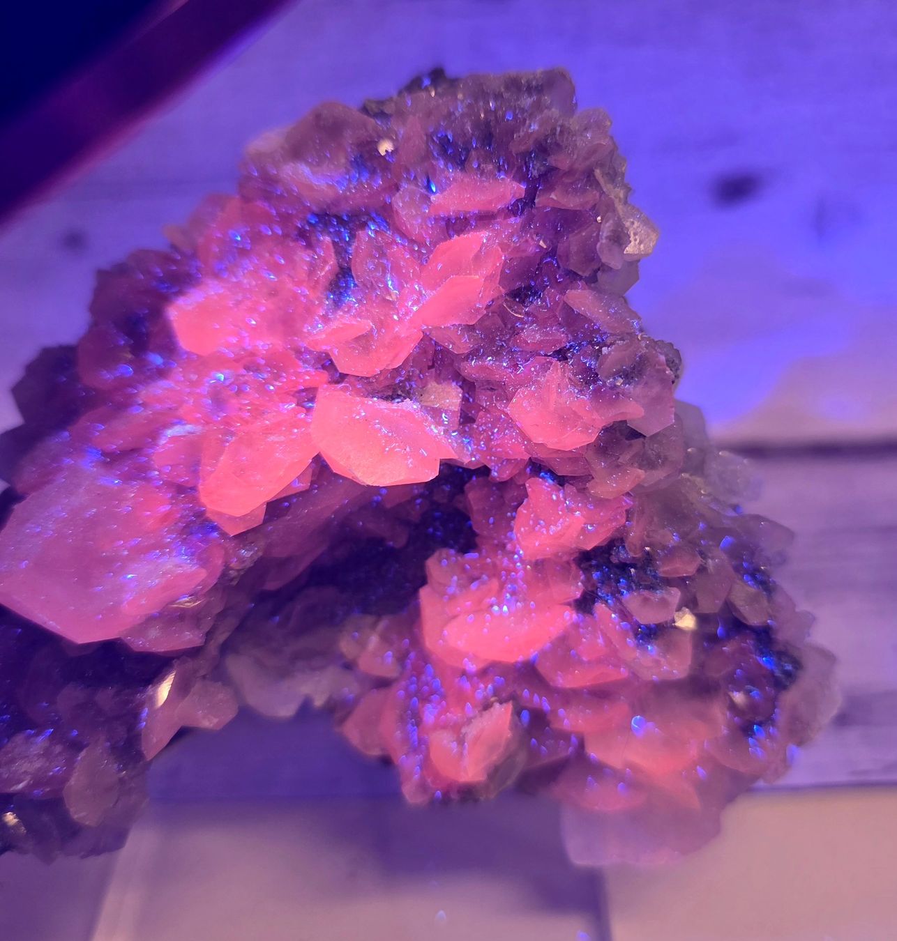 Minerali & Pietre curative: Calcit Stufe fluoreszierend 310g – Nuovo e nell'imballaggio originale da Matzingen venduto da Shay_Crystalz 1