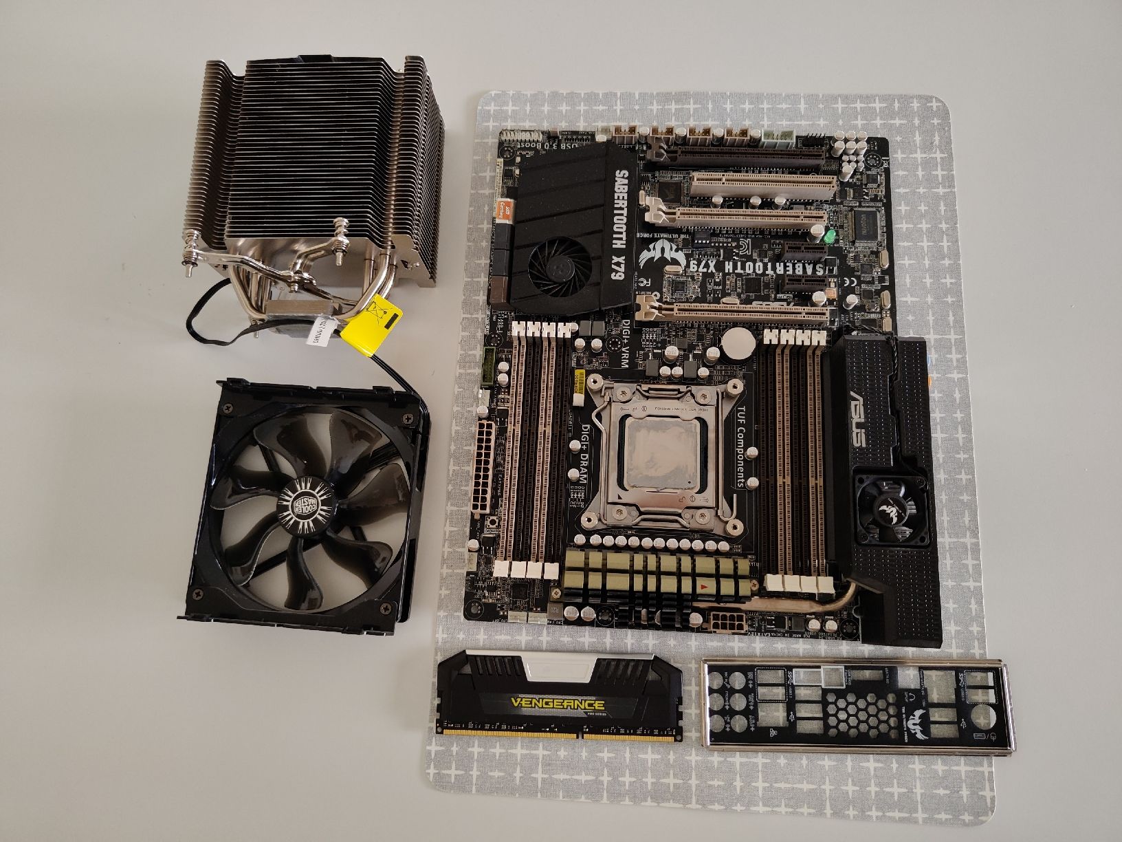 Asus Schede madri: Asus Sabertooth X79 Mainboard mit Intel i7 4820k Bundle – Difettoso da Gasel venduto da Realrumblejack