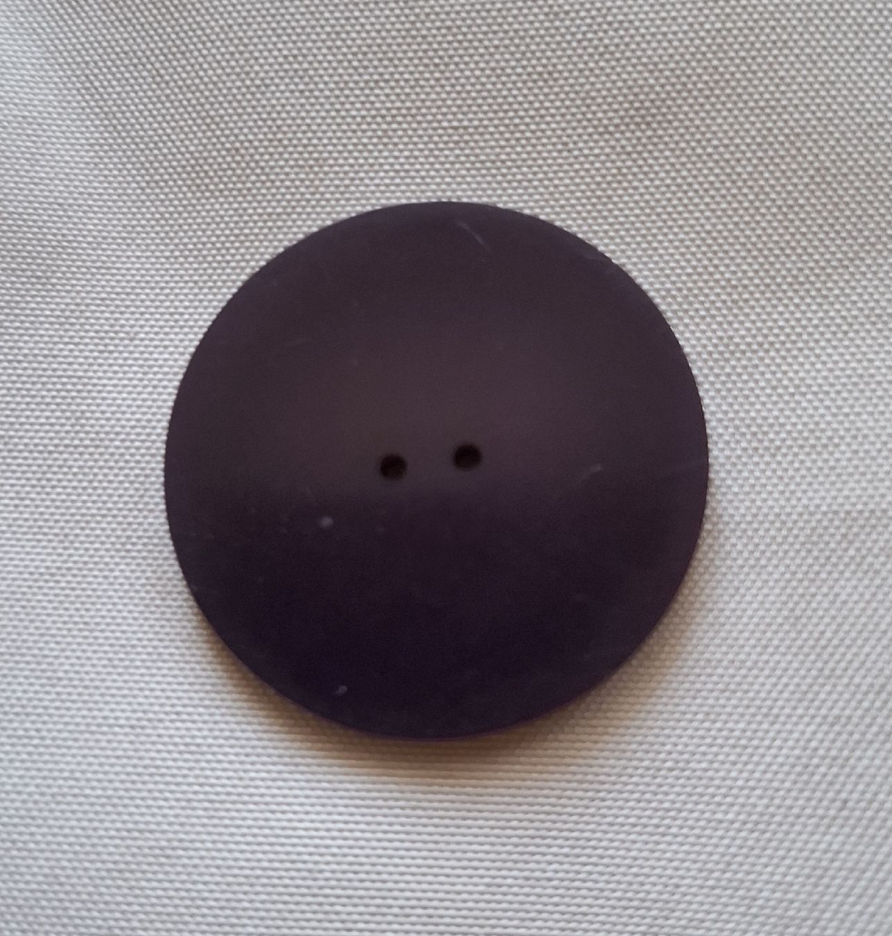 Knöpfe: 1 Knopf, Lila, Durchmesser 38 mm. – Gebraucht aus Dietikon von Hirschkopf 3