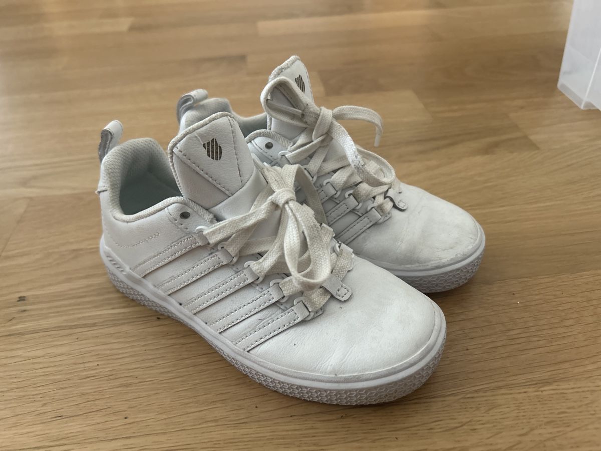 Schuhe für Jungen: K-Swiss Sneaker Unisex Kinder – Gebraucht aus Schlieren von Gizmo8952