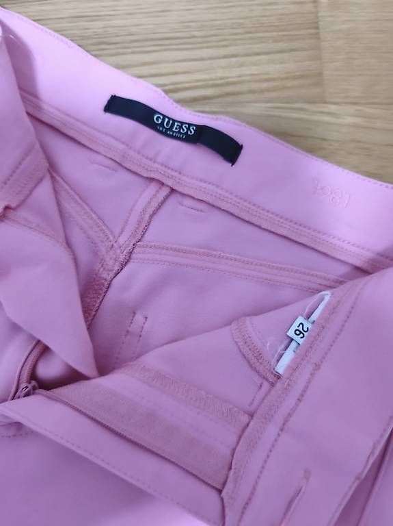 Pantalons: GUESS rosa Hose in Gr. 26 – D'occasion à Egg b. Zürich par Alexandra_Frei