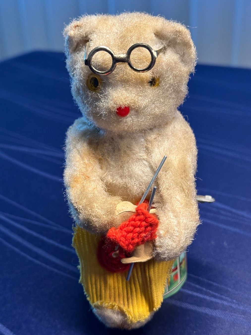 Spielzeuge: strickender Bär / Teddybär mit Aufzugsmechanismus – Gebraucht aus Steffisburg von bwt56