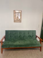 Mid-Century-Style-Samtsofa in Dunkelgrün