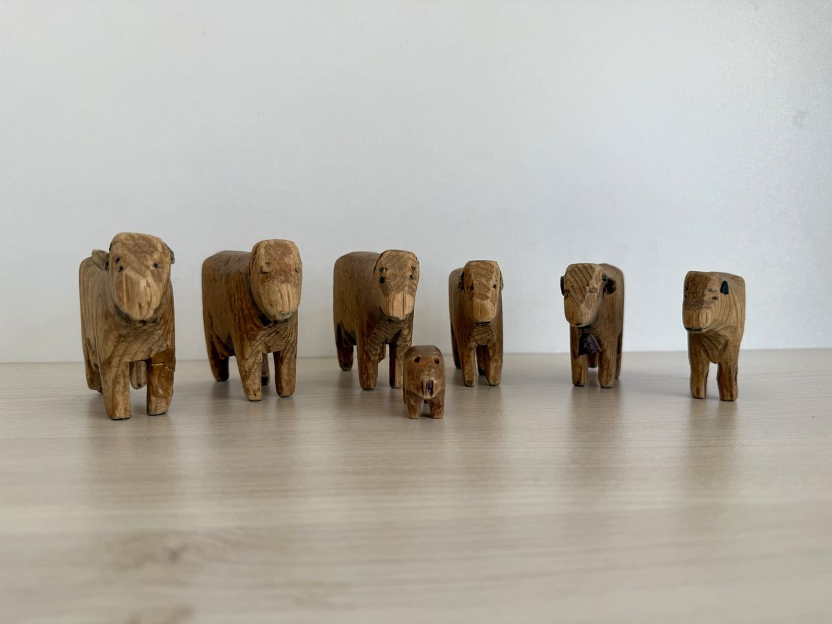 Figuren: Schöne handgeschnitzte Holzkühe – Gebraucht aus Sargans von foxtrading