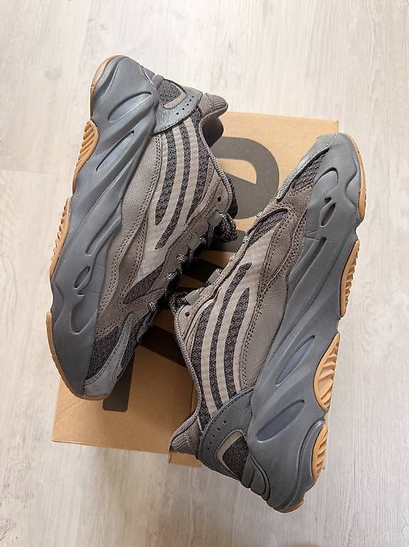 Scarpe da uomo: Adidas Yeezy 700 V2 Geode Gr. 40 mit Box & Beleg – Usato da Dällikon venduto da chi_tkv7 1