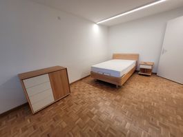 Edles Massivholz-Bett inkl. Nachtisch und Möbel