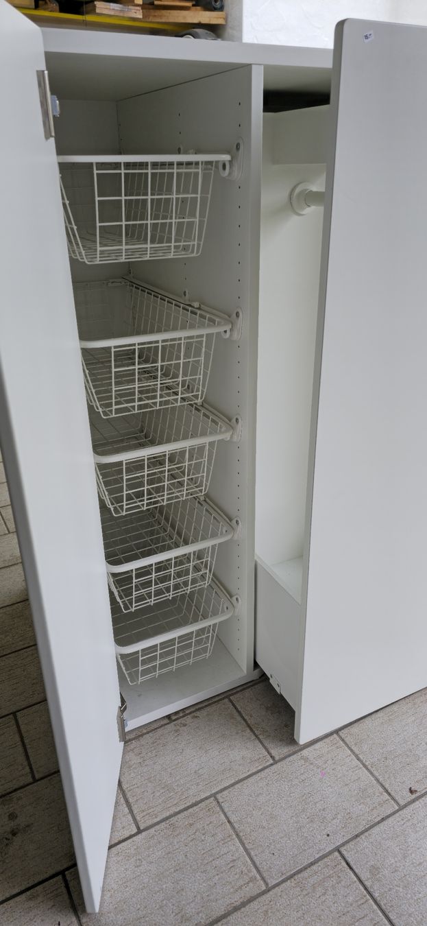 Armadi: Weisser IKEA Hochschrank mit Auszug – Usato da Mauren venduto da MaJa_1117 2