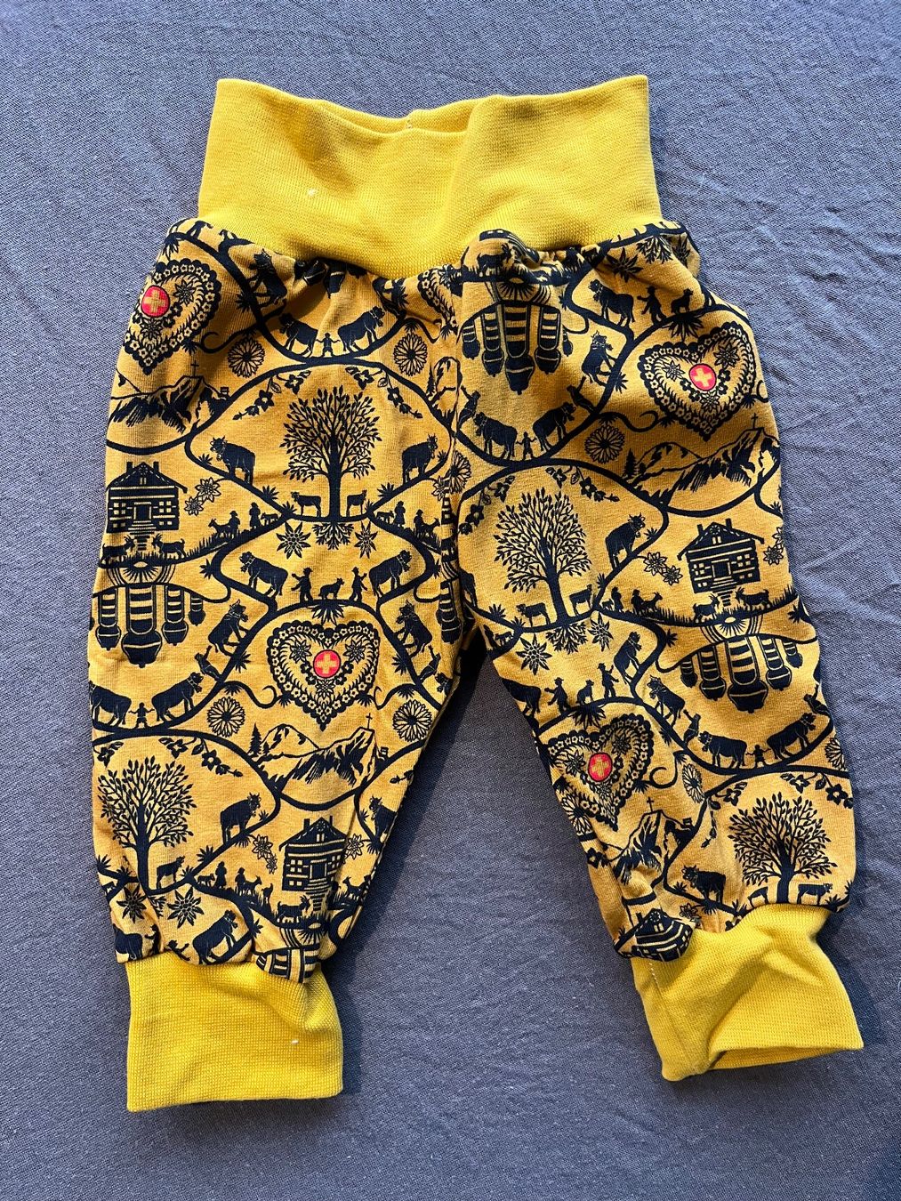 Pantaloni: 1 Kinderhose selbst genäht – Nuovo e nell'imballaggio originale da Büsserach venduto da bor_s88m