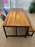 Tavolo in legno massiccio con panchina e due sedie
