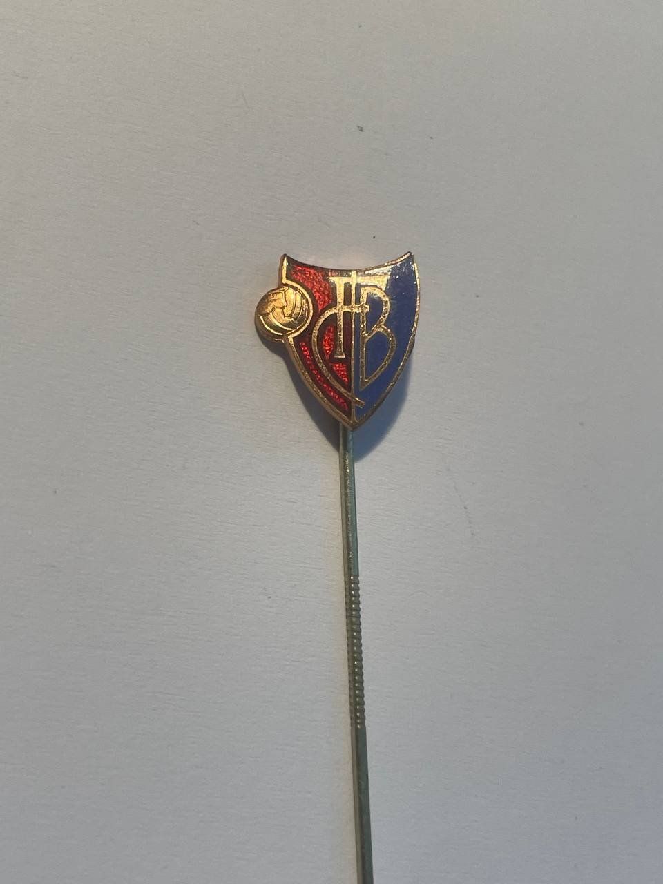 Placchette & Badge: 20. Anstecknadel - FC Basel – Usato da Luzern venduto da Irek 1