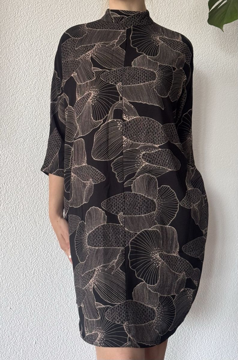 Monki Vestiti: Monki Kleid Oversized Blumenmuster Schwarz – Usato da Gibswil venduto da Engelsgleich 1