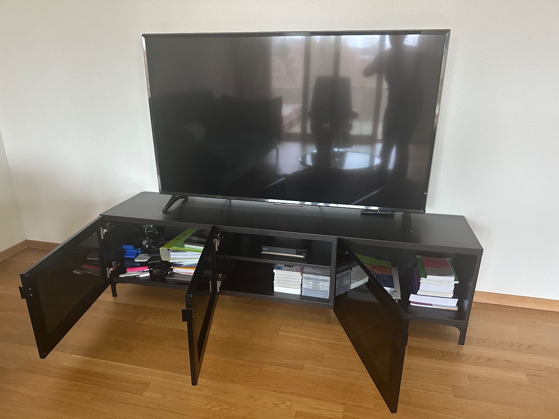 Mobili TV: TV-Möbel schwarz mit Glastüren – Usato da St. Gallen venduto da dia_gtq2 1