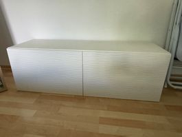 Weisses Sideboard mit zwei Türen.