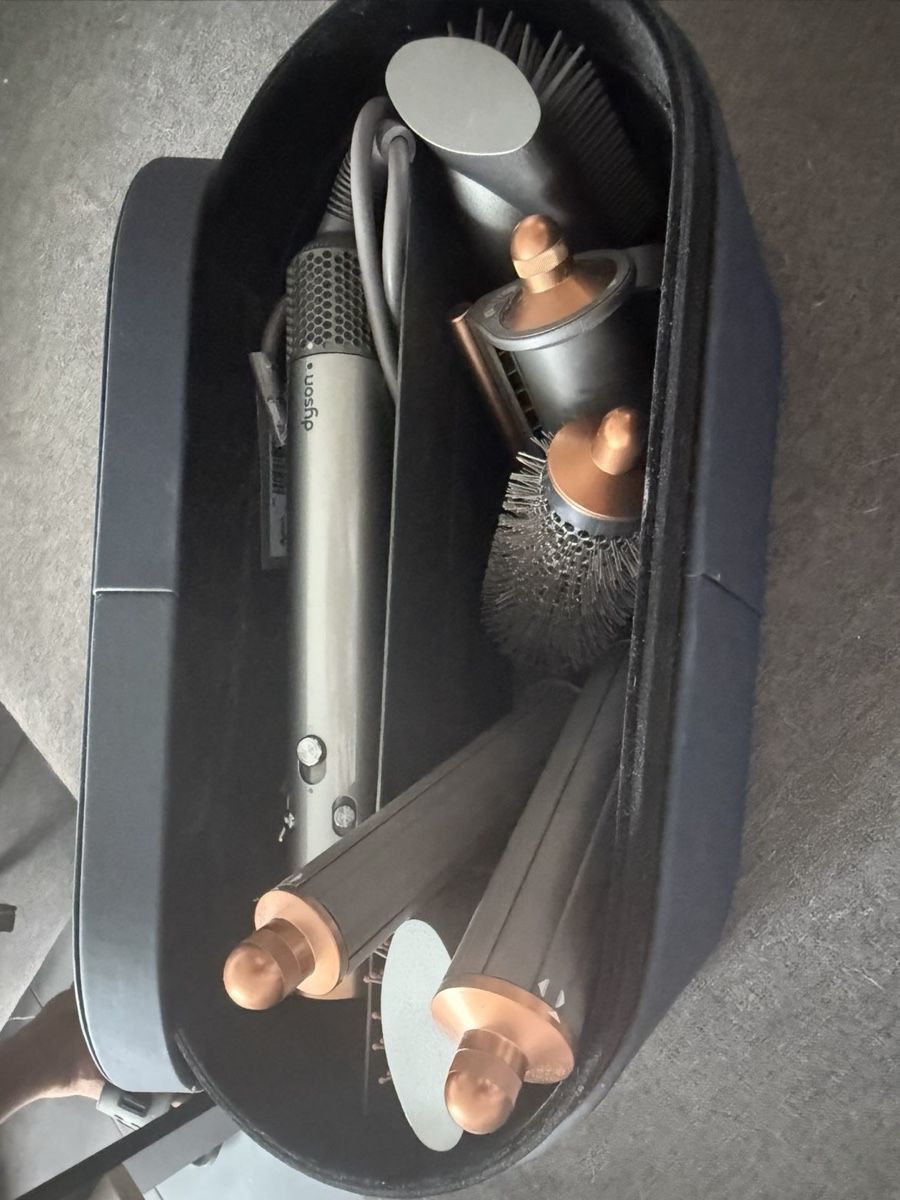Dyson Asciugacapelli: Dyson airwrap avec coffret et accessoires  – Usato da Yverdon-les-Bains venduto da ame_7f2x