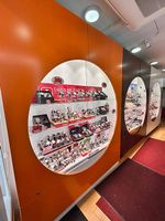 Hochwertiges Ladenmöbel  inkl. Victorinox-Vitrine