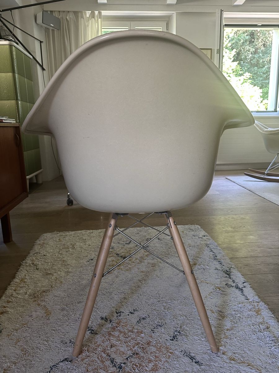Eames Poltrone: Vitra Eames Armchair in Dark Brown & Cream – Usato da Langnau am Albis venduto da KatG 2