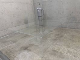 Kleiner Plexiglas Couchtisch