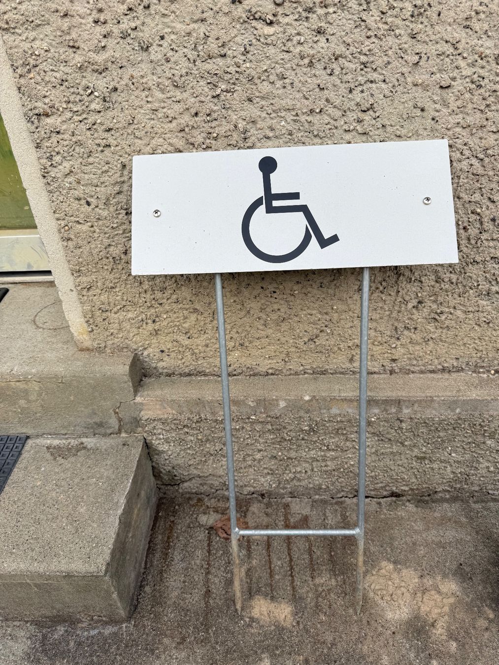 Schilder: Behindertenparkplatz Schild mit Pfosten – Gebraucht aus Aarburg von Ricardolager