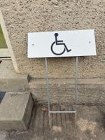 Behindertenparkplatz Schild mit Pfosten