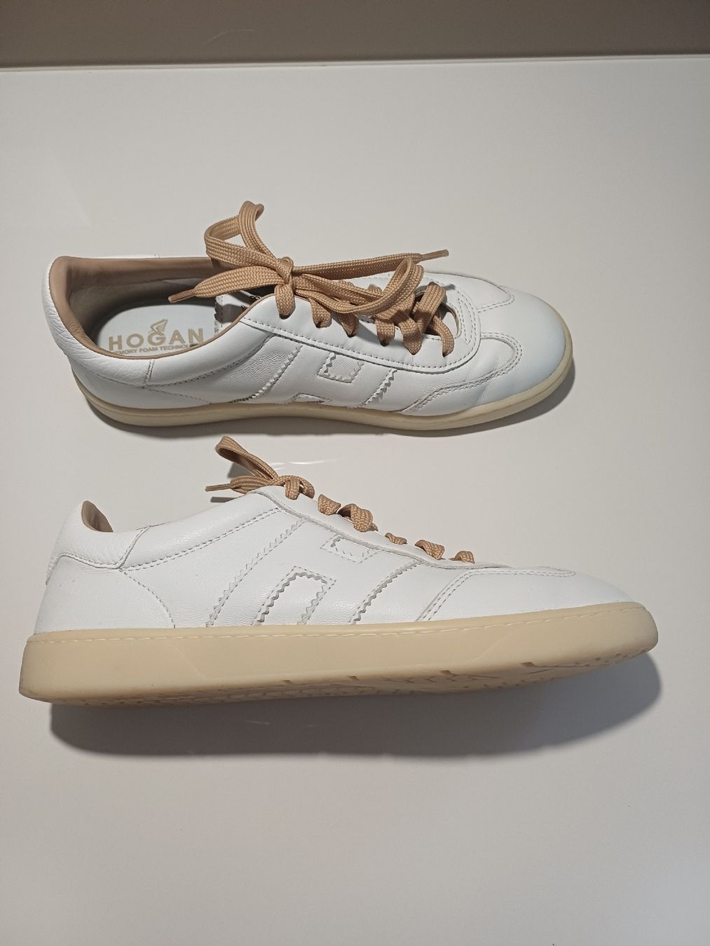 Hogan Damenschuhe: wenig getragene Hogan Sneaker – Gebraucht aus Goldach von Requiliz 1