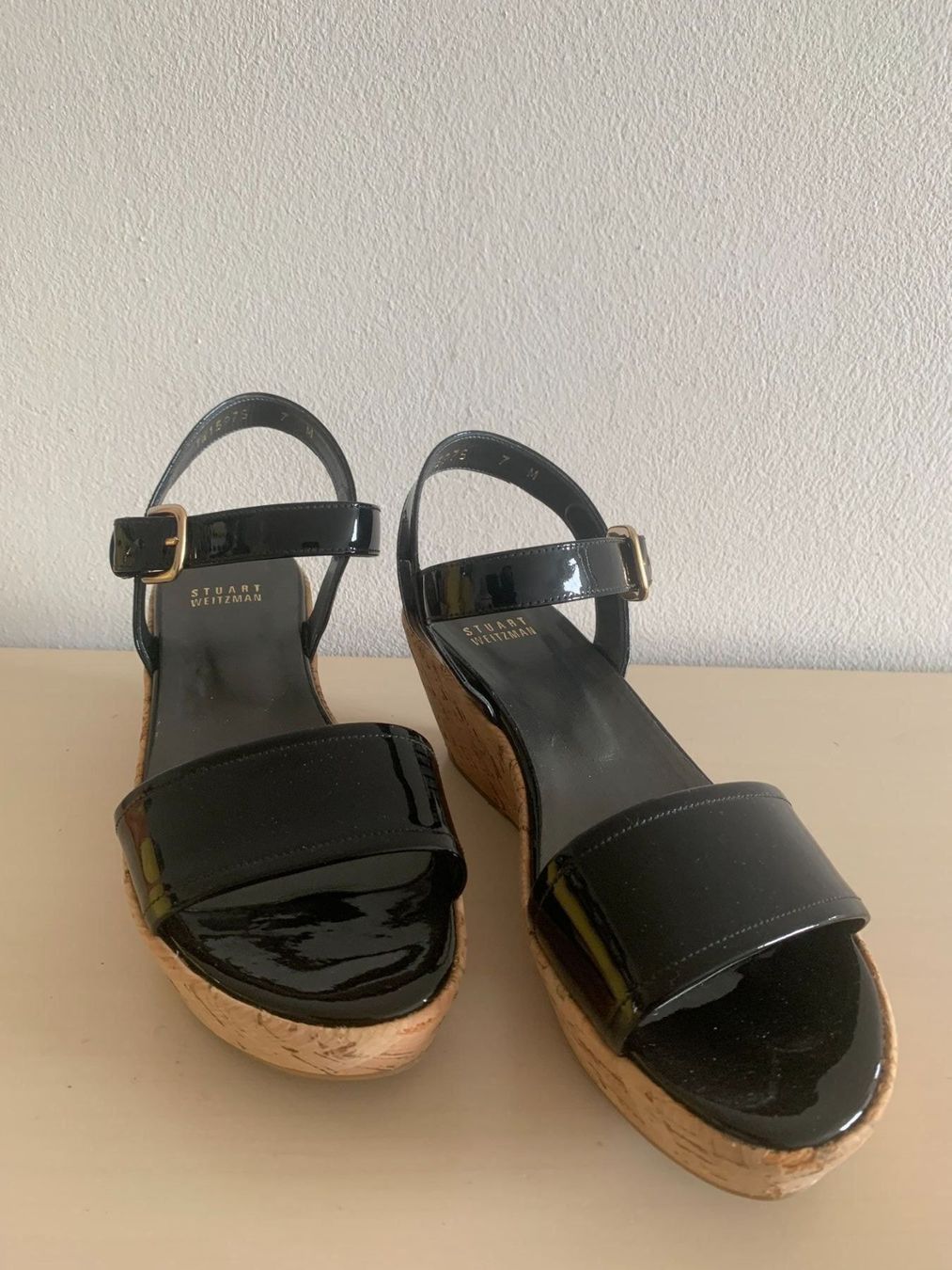 Stuart Weitzman Scarpe da donna: STUART WEITZMAN: Schwarze Lackleder Sandale, Plateau 37,5 – Usato da Luzern venduto da designluzern 2
