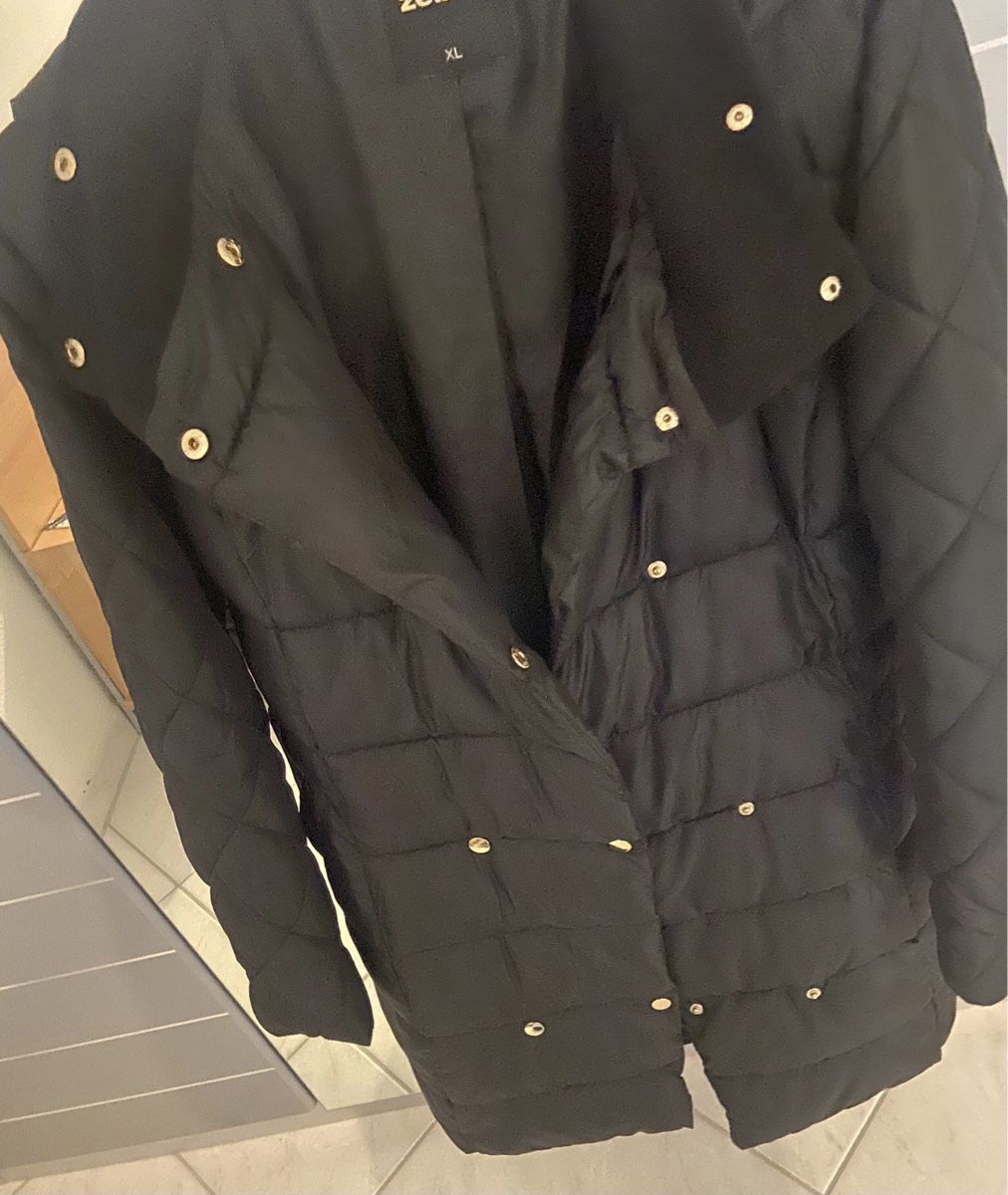 Giacche: Schwarze Winterjacke mit Kapuze – Usato da Dübendorf venduto da nela123 1