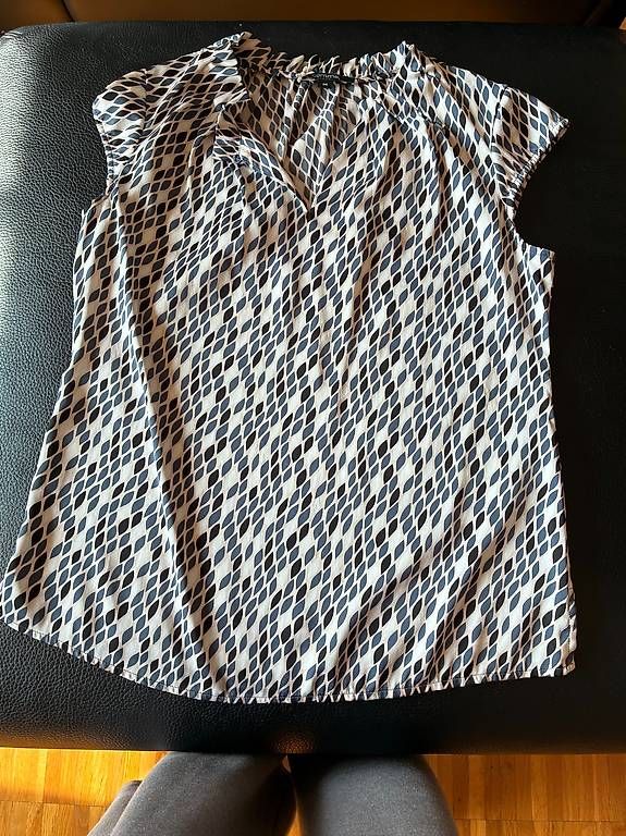 Lots de vêtements: Kurzarmshirts & Strickpullover – D'occasion à Zürich par dor_596h 1