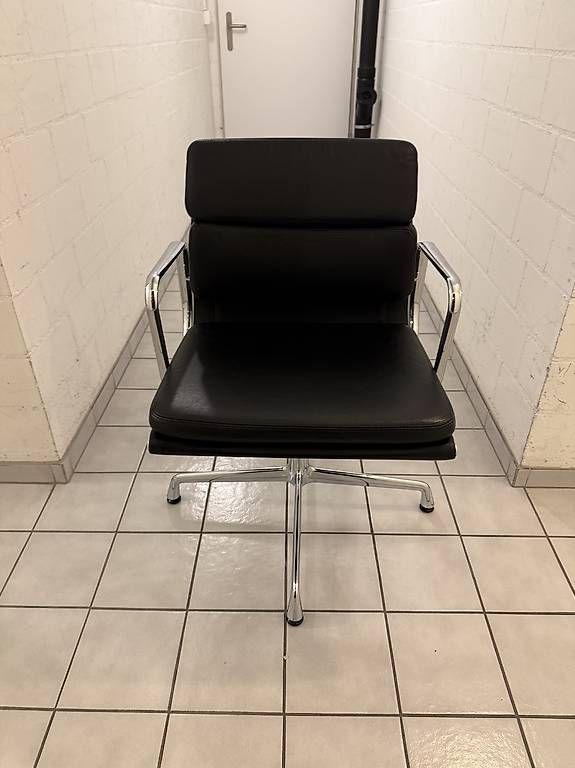 Vitra Chaises: Vitra Eames Soft Pad Chair EA 208 – D'occasion à Frauenfeld par Elooooo 2