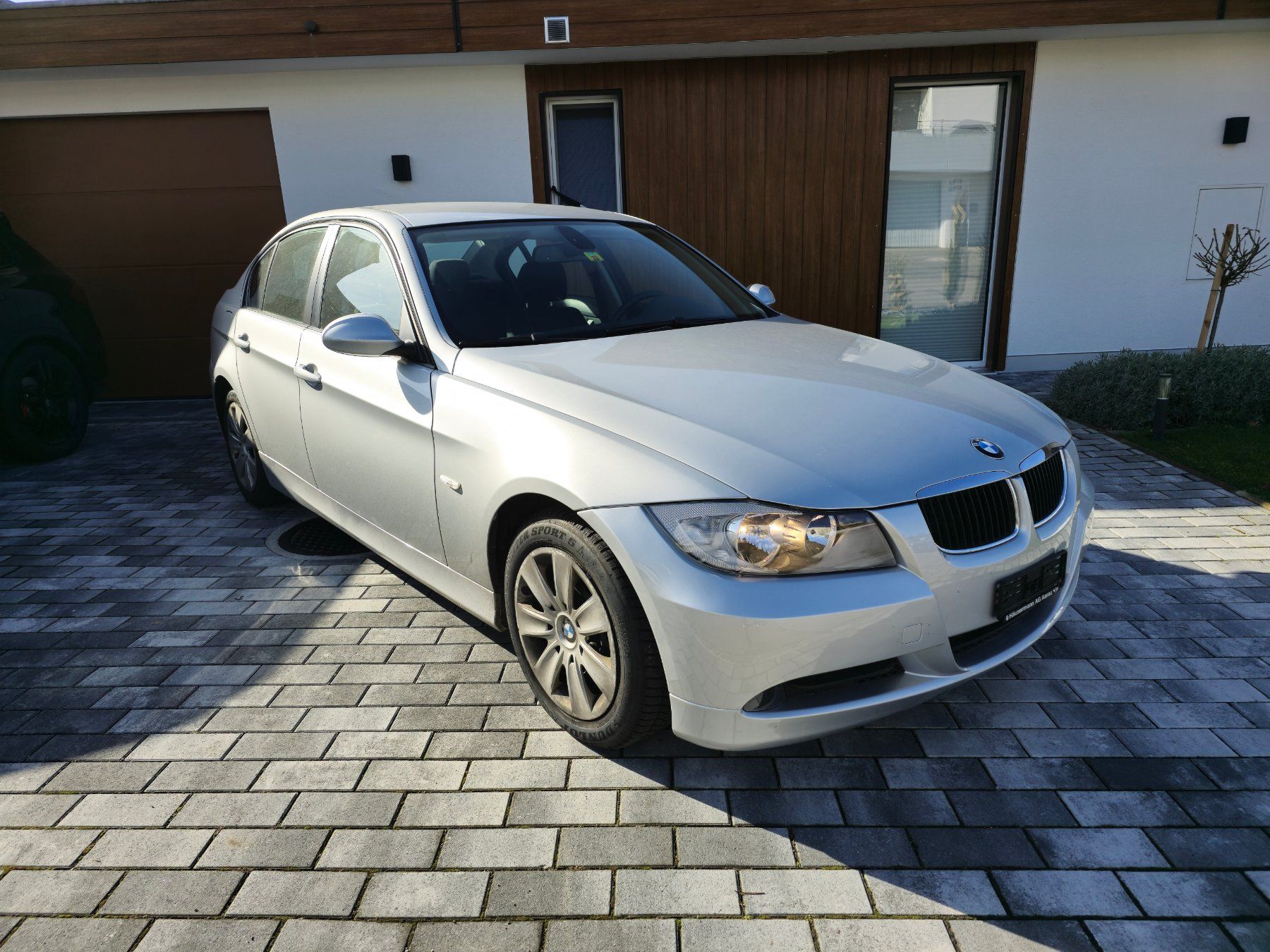 BMW Autos: BMW 320i E90 TOP Zustand ** 1. Hand ** – Gebraucht aus Oberrohrdorf von  1
