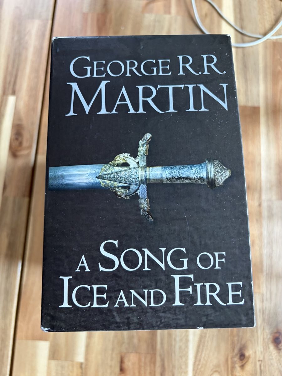 Libri: Game of thrones complete collection in English – Usato da Crissier venduto da Nouchki76 1