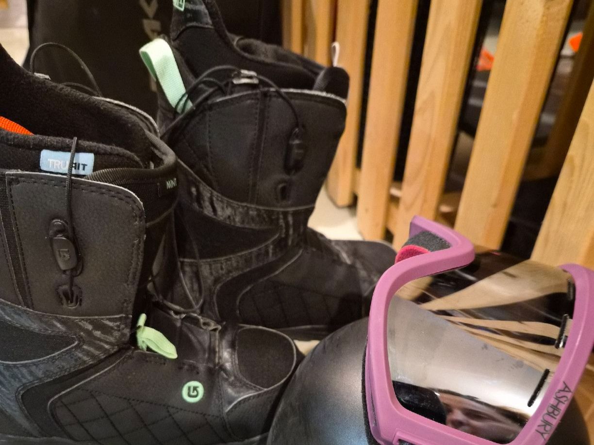 Helme: Snowboard Boots & Googles – Gebraucht aus Maur von Sofi___
