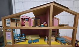 Puppenhaus aus Holz mit Möbeln und Figuren gebraucht