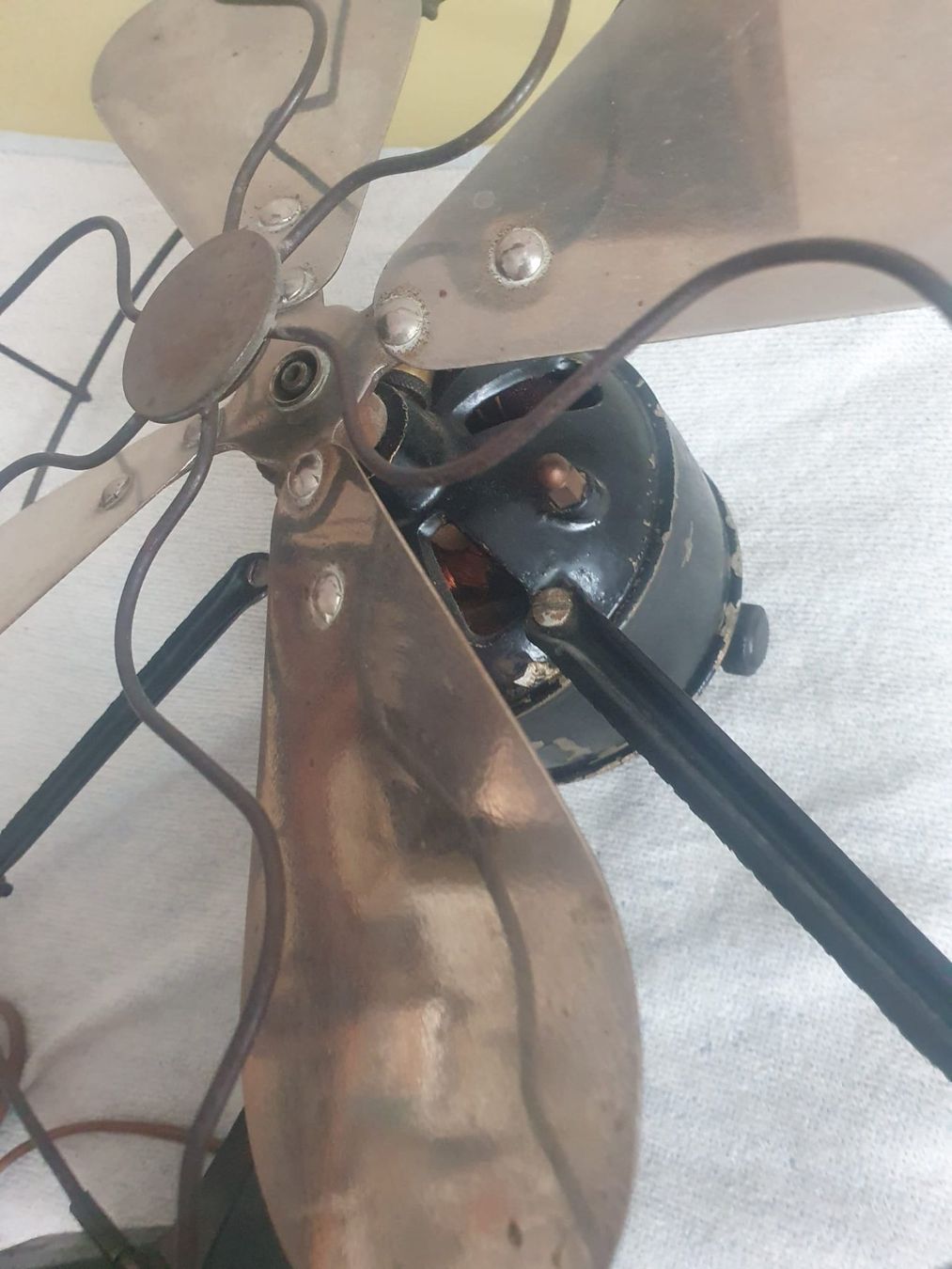 Ventilatori: alter Tischventilator mit Metallflügeln – Usato da Basel venduto da FirstClass4000 3