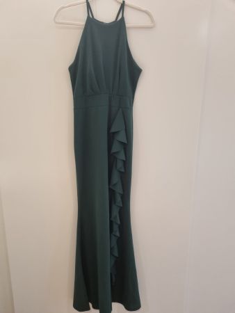 Elegantes, smaragdgrünes Abendkleid mit Volant, Grösse 38