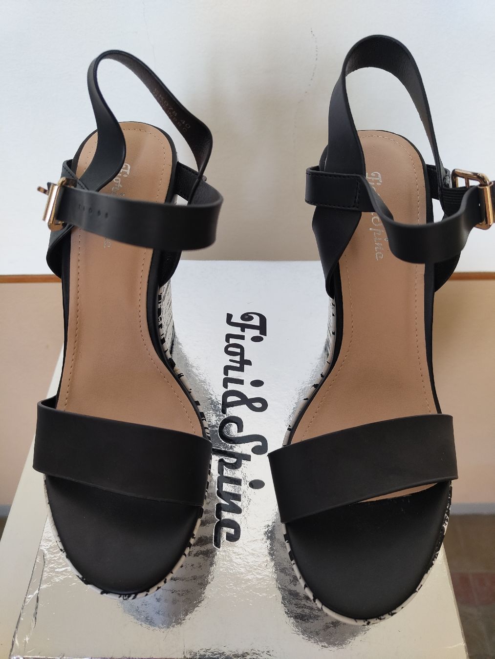 Scarpe da donna: Sandali con zeppa, nero e bianco, n.40 / nuovi – Nuovo e nell'imballaggio originale da Lugano venduto da mar_5j2q 4