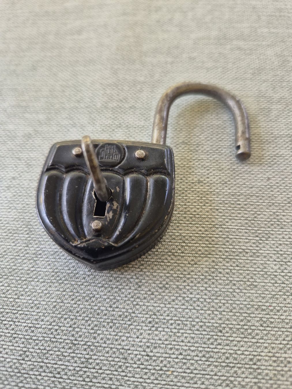 Cadenas: Antikes Vorhängeschloss mit 2 Schlüssel – D'occasion à Hausen AG par roland86190 1