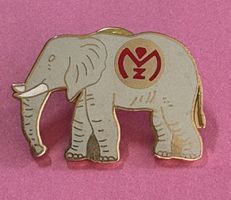 Pin Anstecknadel Elefant mit rotem Logo goldfarben