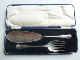 Fischergabel und Fischerschaufel in passender Schatulle