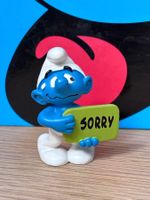 Schlumpf mit Sorry-Schild