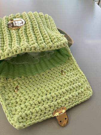 Tasche gehäkelt hellgrün mit goldfarbener Hardware neu