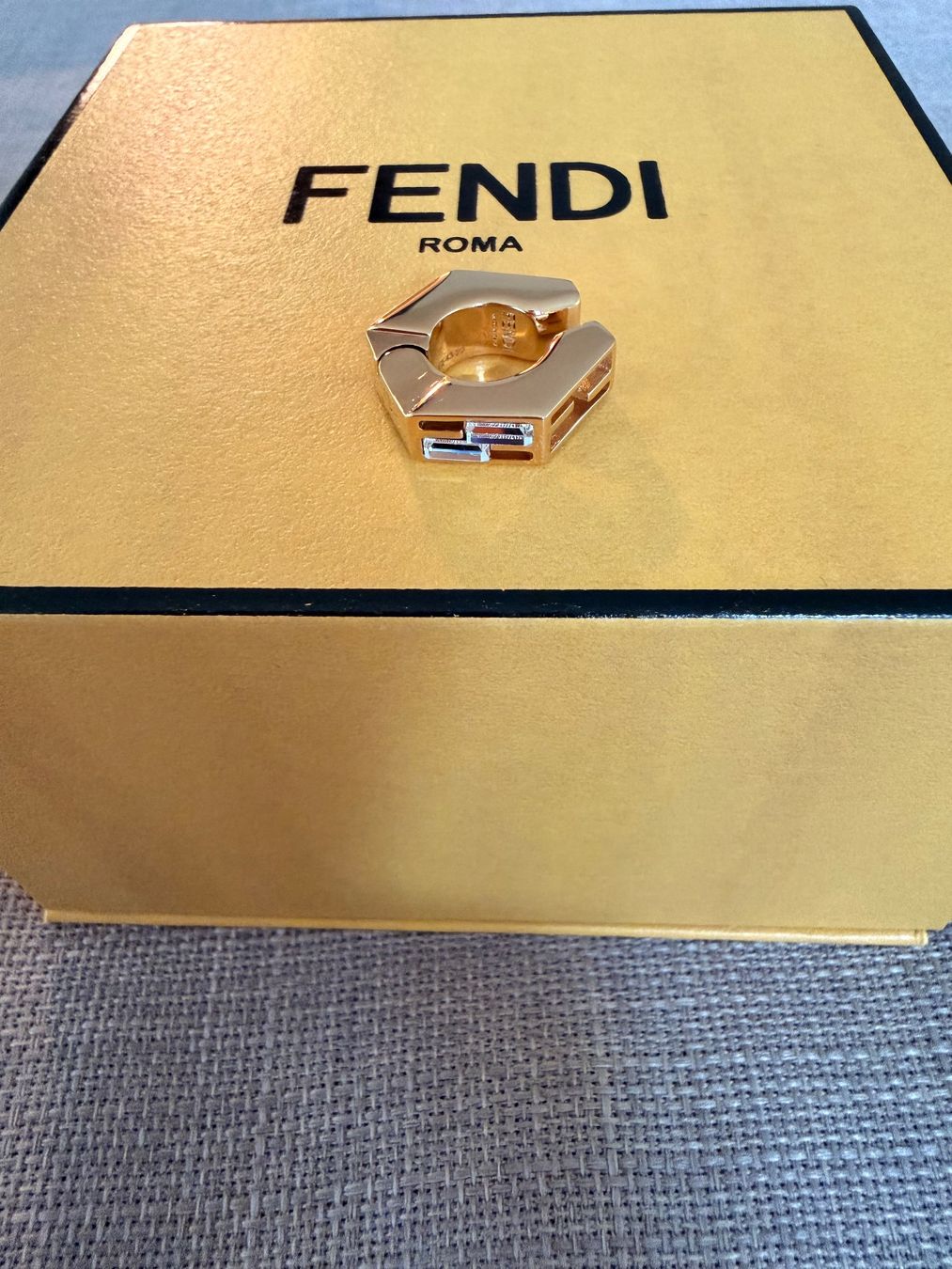 Fendi Orecchini pendenti & Orecchini a lobo: Fendi Earcuff, Monoohrring, Ohrring – Nuovo e nell'imballaggio originale da Zollikofen venduto da Danijela1983