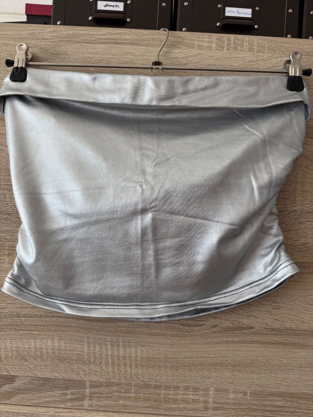 Top: Crop top argenté – Usato da Montreux venduto da iza_peche8