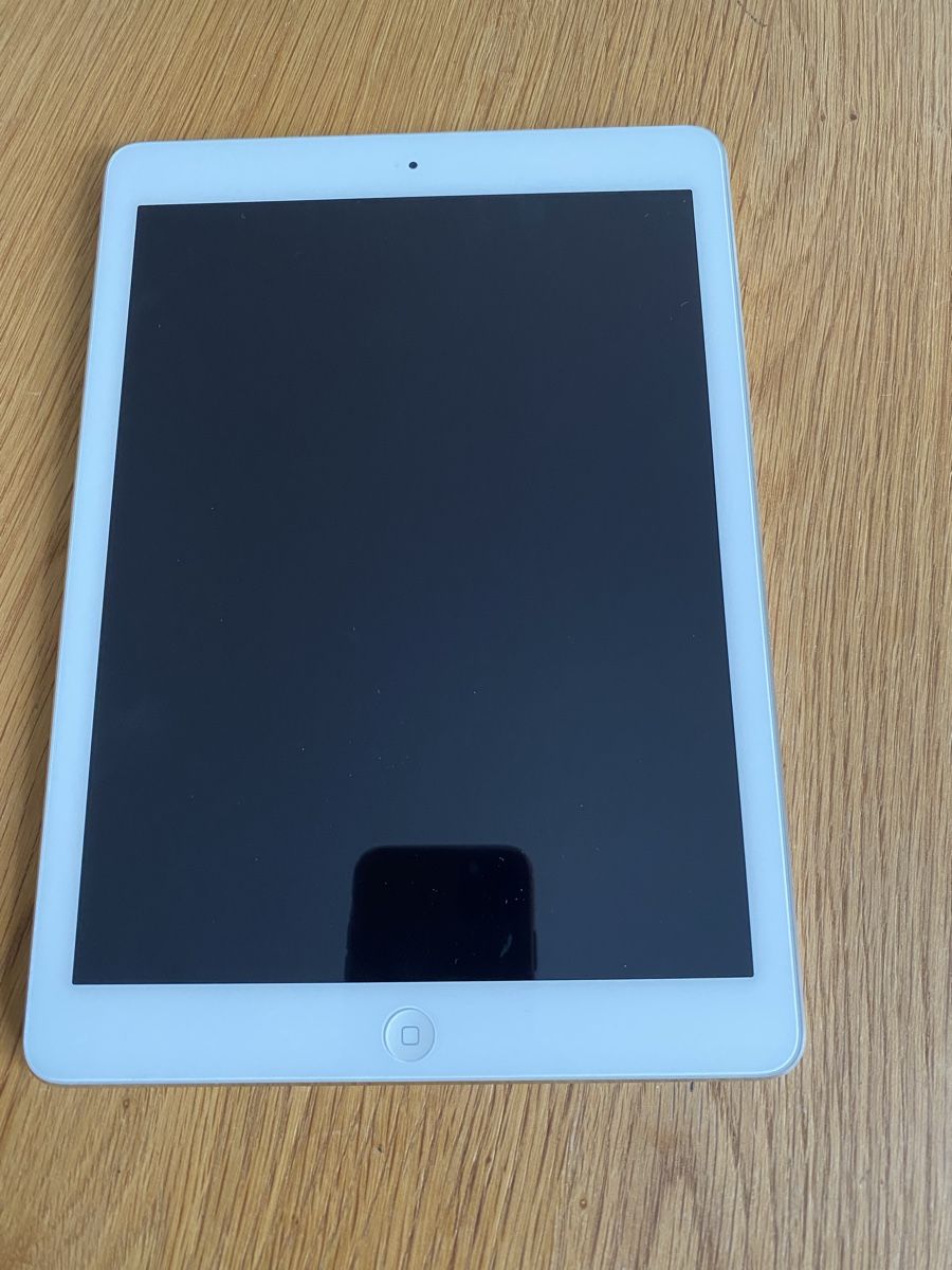 Apple Tablettes PC: iPad Air mit Tastatur Logitech – D'occasion à Fällanden par Spany 2