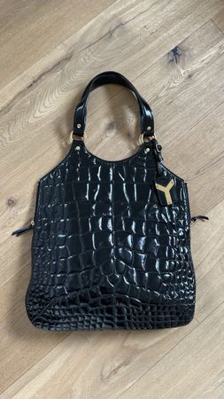 Magnifique sac à main YSL noir façon croco verni, comme neuf