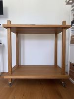 Massivholz Eiche Tisch / TV Möbel auf Rollen
