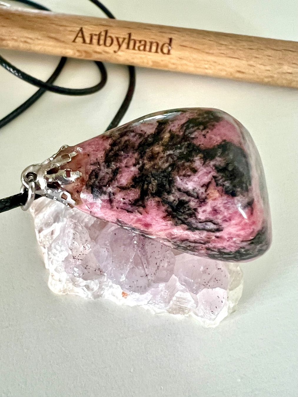 Ketten: GROSSER RHODOCHROSIT VINTAGE ANHÄNGER IN SILBER & LEDERBAND – Gebraucht aus Ruswil von artbyhand 1