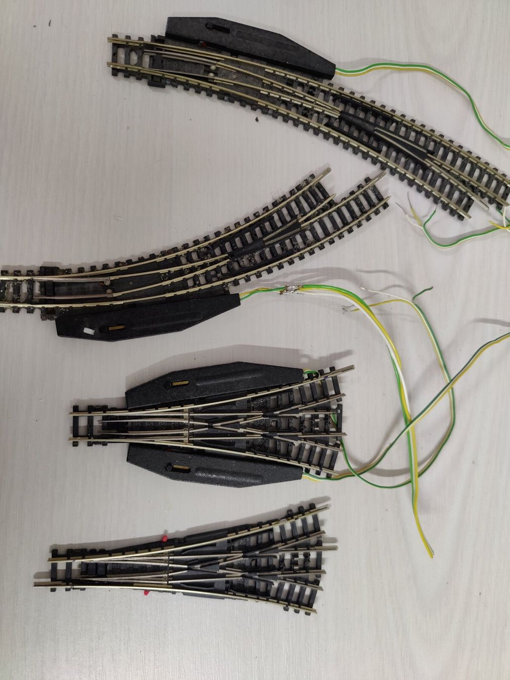 Trix Modellini di ferrovie: Minitrix Weichen 44 Stück davon 33 mit Antrieb – Usato da Roggwil BE venduto da Serpent0 5