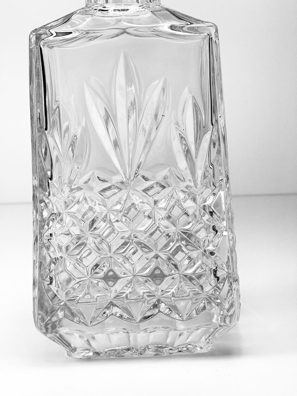 Caraffe: Elegante Kristallkaraffe/Whiskeykaraffe mit Glasstopfen – Usato da Zürich venduto da Arche_Brockenhaus 3