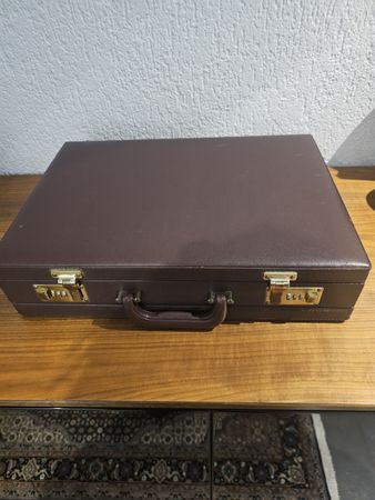 Klassischer brauner Aktenkoffer mit Zahlenschlössern