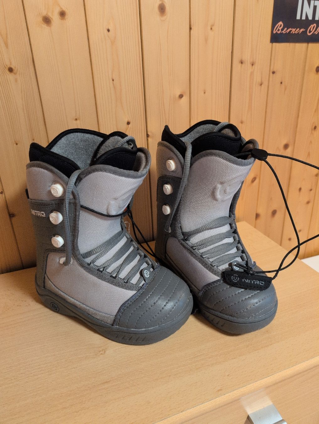 Snowboard Nitro Scarpe da donna: Nitro Snowboard Boots - Size 36 - Grey - Excellent Condition – Usato da Grindelwald venduto da val_bq2g